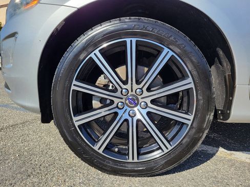 Used 2015 Volvo XC60 T5 Premier w/ Proximity Package FWD image 10