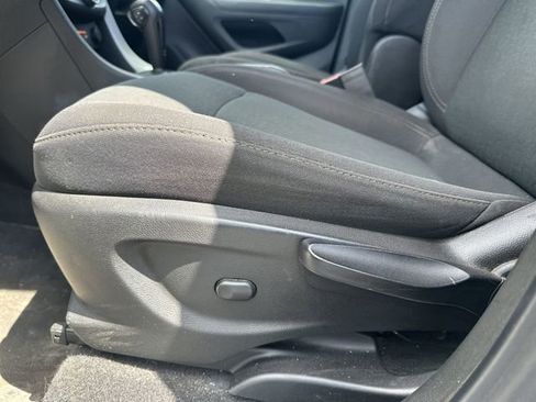 Used 2020 Chevrolet Trax LS AWD/4WD image 17