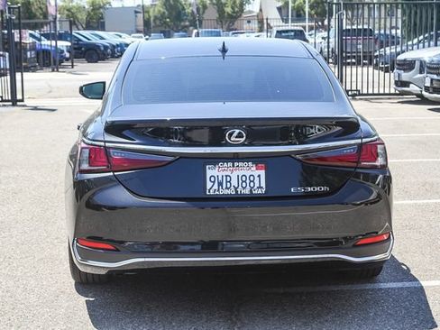 Used 2025 Lexus ES 300h w/ Premium Package FWD image 9