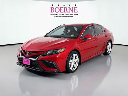 Used 2023 Toyota Camry SE image 3