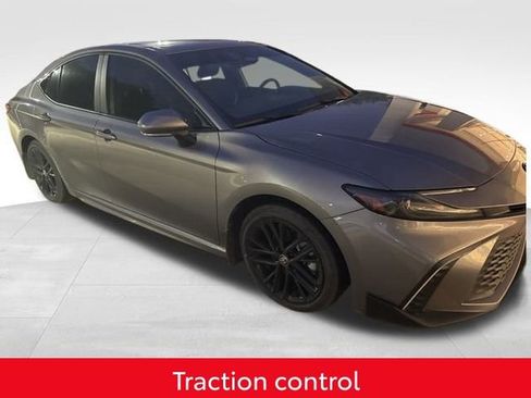 Used 2025 Toyota Camry SE image 3