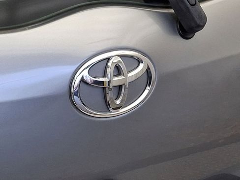 Used 2010 Toyota Yaris 4-Door Hatchback image 24