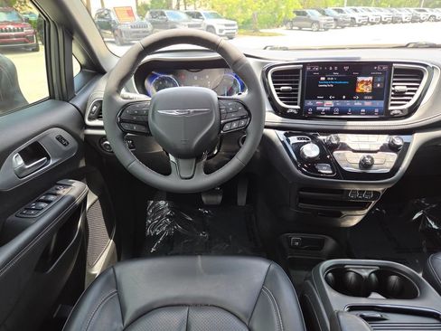 Used 2023 Chrysler Pacifica Touring-L w/ S Appearance Package AWD/4WD image 28