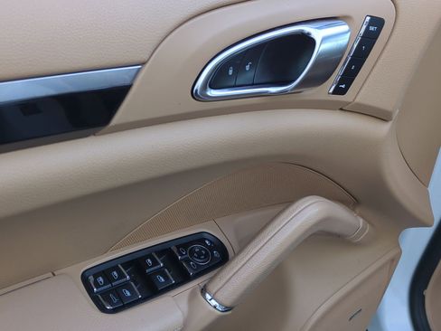 Used 2017 Porsche Cayenne Platinum Edition image 14