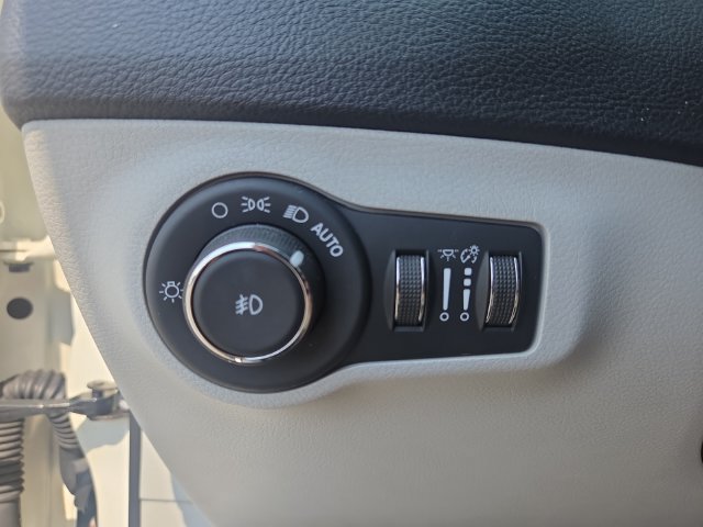 Used 2018 Jeep Compass Latitude w/ Popular Equipment Group FWD image 18
