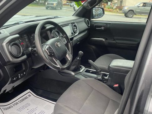 Used 2018 Toyota Tacoma TRD Sport image 11