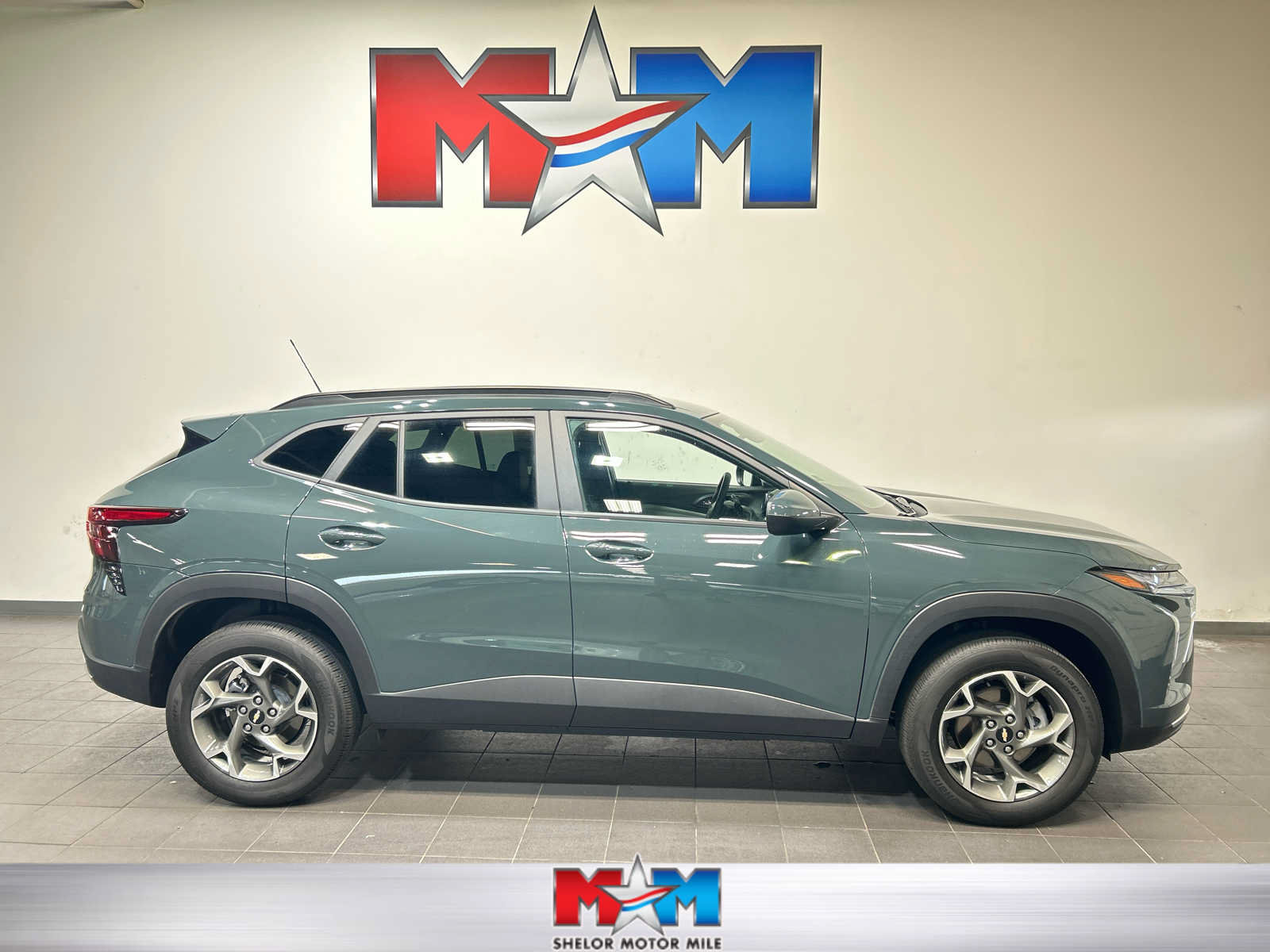 Used 2025 Chevrolet Trax LT FWD image 1