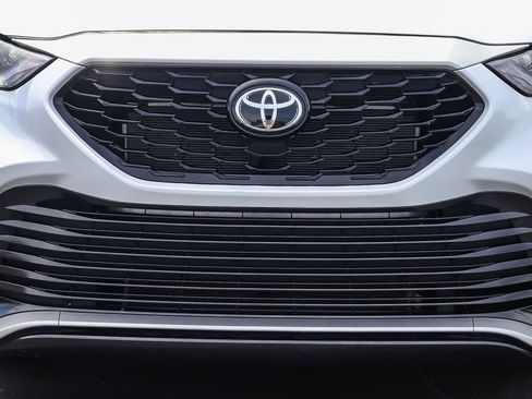 Used 2022 Toyota Highlander XSE FWD image 9