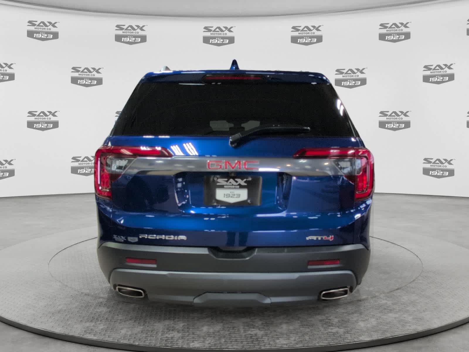Used 2023 GMC Acadia AT4 w/ Technology Package AWD/4WD image 4