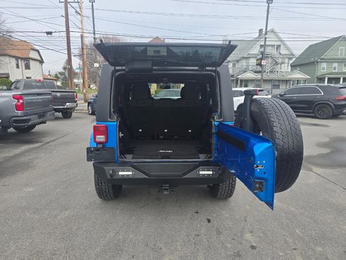 Used 2016 Jeep Wrangler Unlimited Sahara w/ Connectivity Group image 18