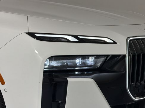 Used 2025 BMW 740i RWD image 10