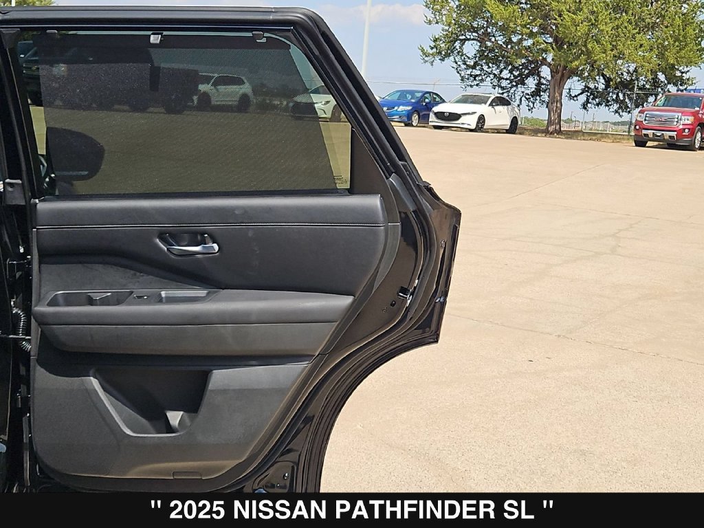 Used 2025 Nissan Pathfinder SL FWD image 28
