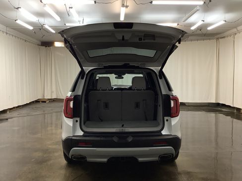 Used 2023 GMC Acadia SLT w/ Technology Package AWD/4WD image 8