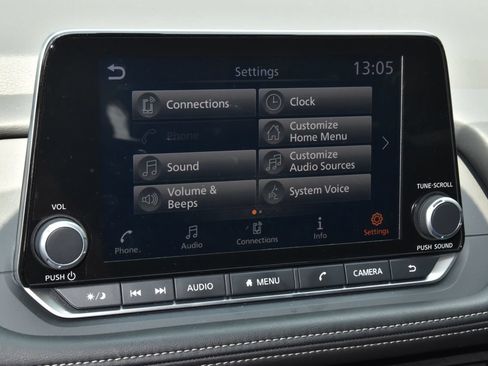 Used 2025 Nissan Rogue S FWD image 18