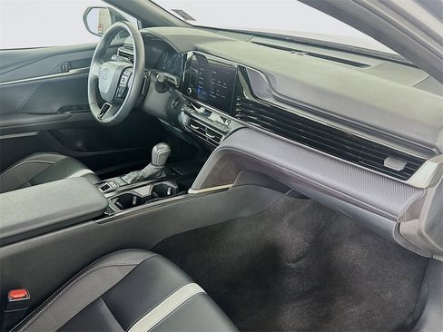 Used 2025 Toyota Camry SE image 7