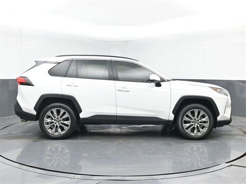 Used 2020 Toyota RAV4 XLE Premium image 10