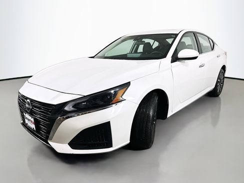 Used 2024 Nissan Altima 2.5 SV w/ SV Premium Package image 3