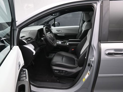 Certified 2025 Toyota Sienna XSE w/ XSE Plus Package image 11