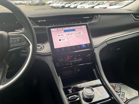 Used 2023 Jeep Grand Cherokee Limited w/ Luxury Tech Group II image 18