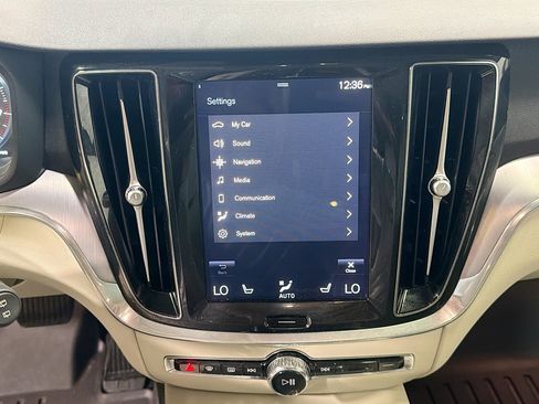 Used 2020 Volvo V60 T5 Cross Country image 28