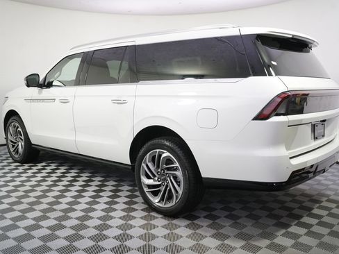 New 2026 Lincoln Navigator L Reserve AWD/4WD image 3