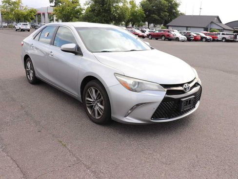 Used 2015 Toyota Camry SE FWD image 3