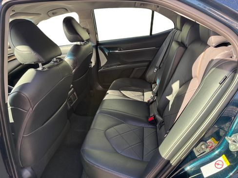 Used 2018 Toyota Camry XLE FWD image 16