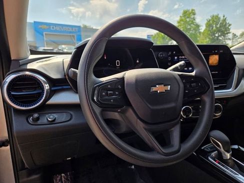 Used 2024 Chevrolet Trax LT FWD image 10