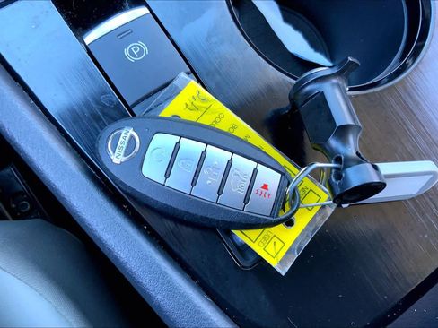 Used 2021 Nissan Rogue SV w/ Premium Package image 12