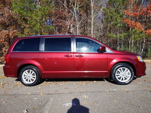 Used 2018 Dodge Grand Caravan SXT FWD image 3
