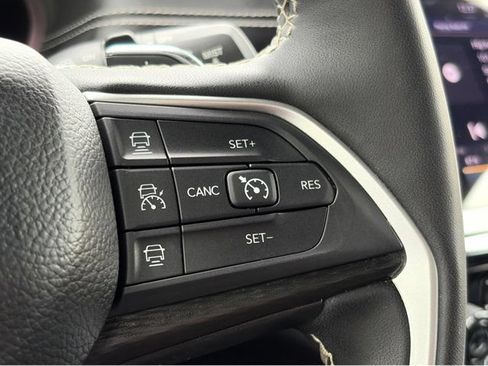Used 2024 Jeep Grand Cherokee Altitude AWD/4WD image 17