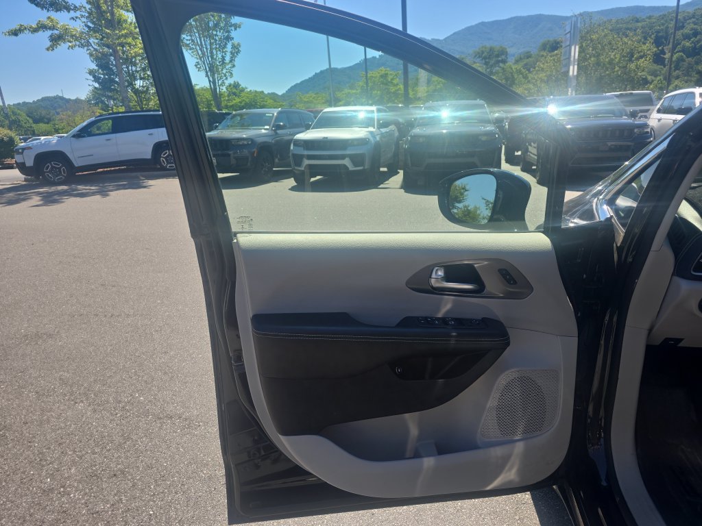 Used 2022 Chrysler Pacifica Touring-L FWD image 10