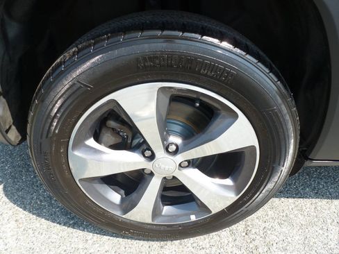 Used 2019 Jeep Cherokee Limited AWD/4WD image 38