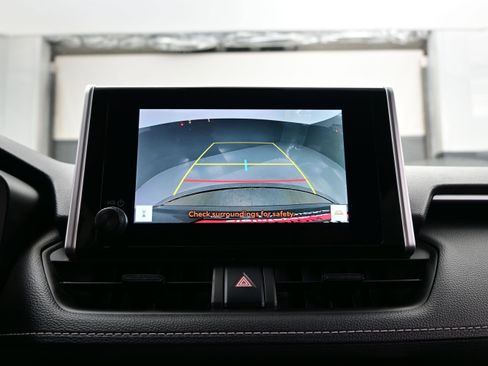 Used 2025 Toyota RAV4 XLE AWD/4WD image 18