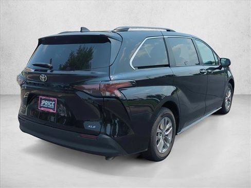 Certified 2026 Toyota Sienna XLE FWD image 5