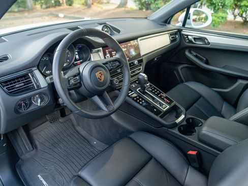 Certified 2026 Porsche Macan AWD/4WD image 4