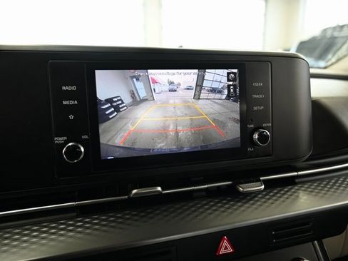 Used 2022 Kia Carnival LX image 16