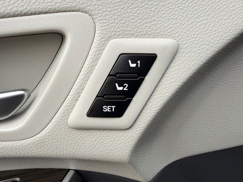 Used 2023 Toyota Sienna Limited image 12