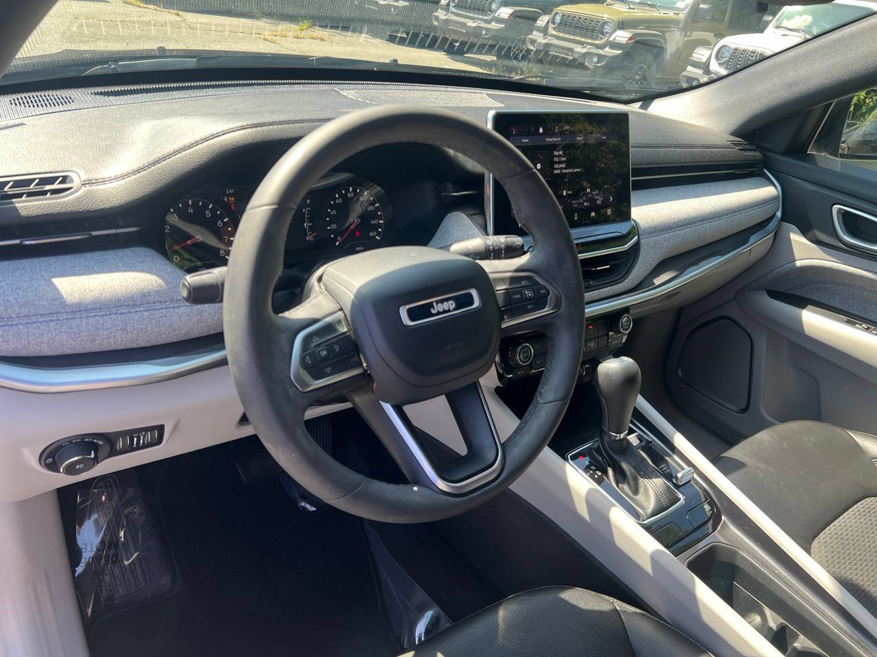 Used 2023 Jeep Compass Latitude AWD/4WD image 19