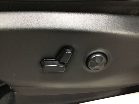 Used 2024 Chrysler Pacifica Touring-L image 8