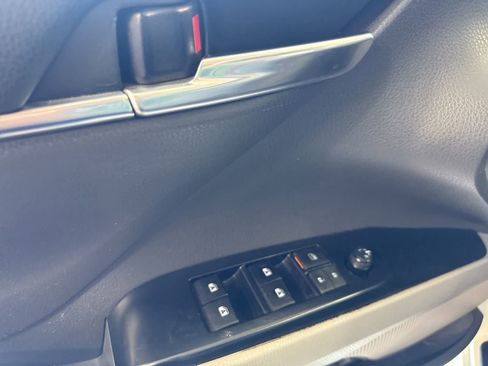 Used 2019 Toyota Camry SE FWD image 16