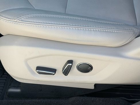 Used 2018 Ford Explorer XLT w/ Equipment Group 202A FWD image 24
