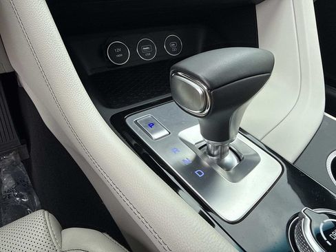 Used 2025 Genesis G70 2.5T RWD image 31
