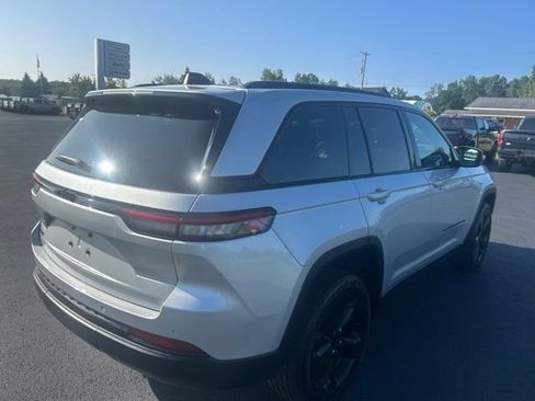 Used 2024 Jeep Grand Cherokee Altitude AWD/4WD image 5
