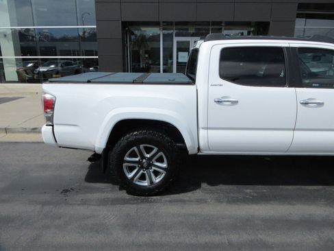 Used 2017 Toyota Tacoma Limited AWD/4WD image 13