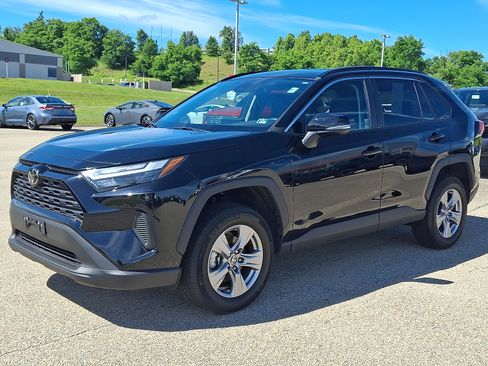 Used 2025 Toyota RAV4 XLE AWD/4WD image 3
