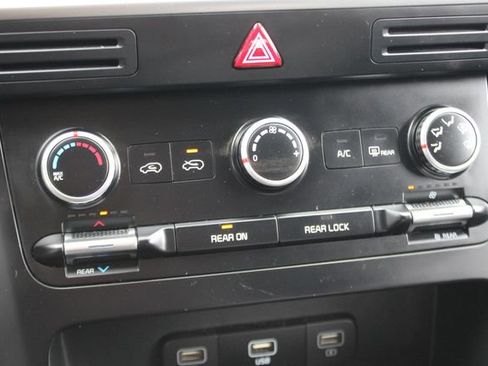 Used 2024 Kia Carnival LX FWD image 7