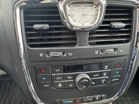 Used 2015 Chrysler Town & Country Touring-L w/ Driver Convenience Group FWD image 19
