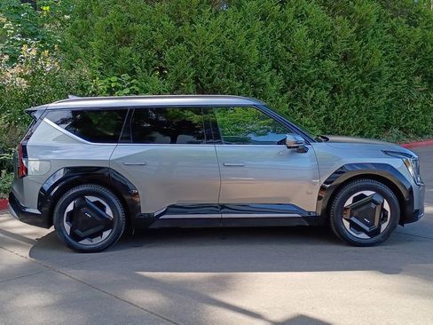 Used 2024 Kia EV9 Land AWD/4WD image 3