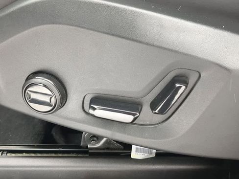 New 2025 Volvo XC90 B5 Plus w/ Protection Package Premier image 16